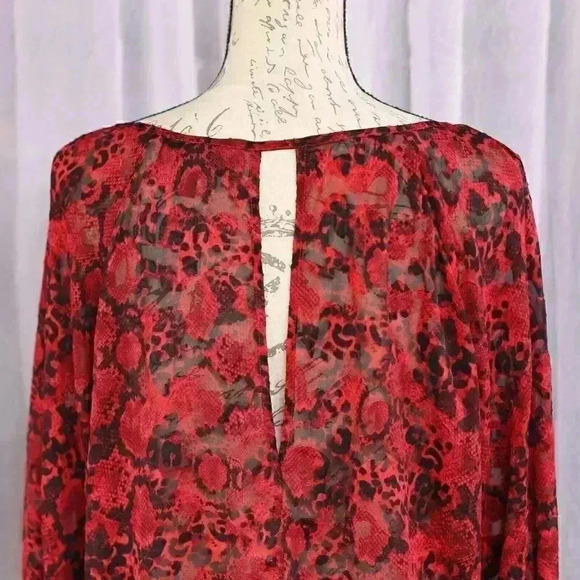Lane Bryant Size 14 Red/black cut out front/back/sleeves pullover. Scoop Neck - Picture 8 of 12